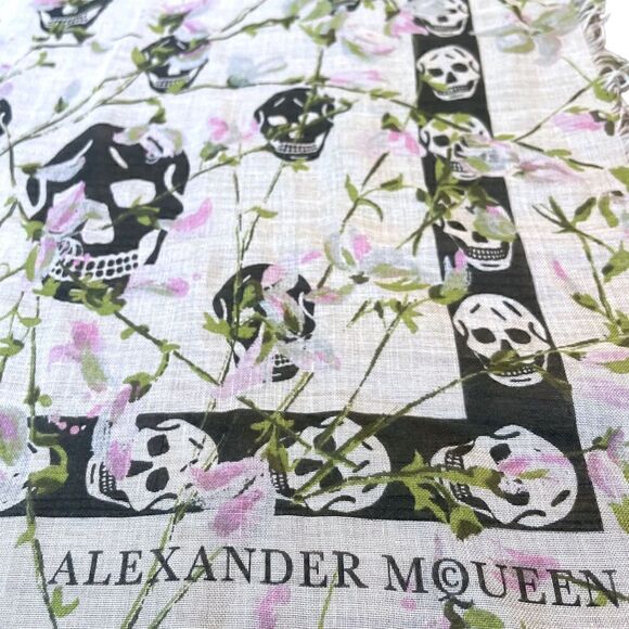 ALEXANDER MCQUEEN Classic Skull-Print Frayed Scarf - Picture 4 of 6